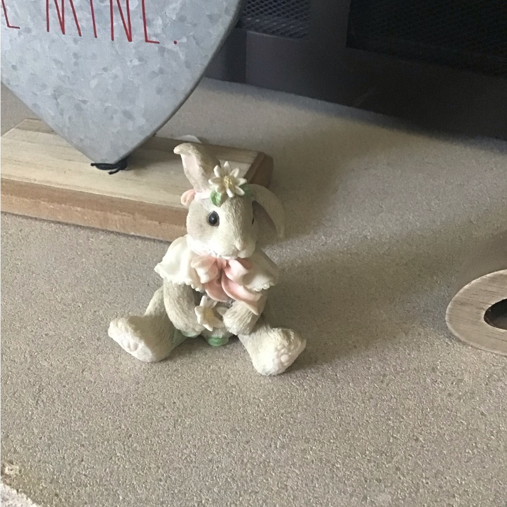 Priscilla Hillman “loves me, loves me not” Bunny Figurine